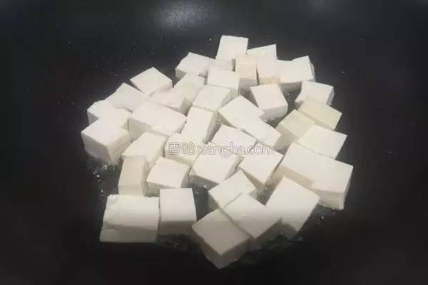 吃素就吃蛋白质丰富得豆腐，好吃到连盘子都能吃掉