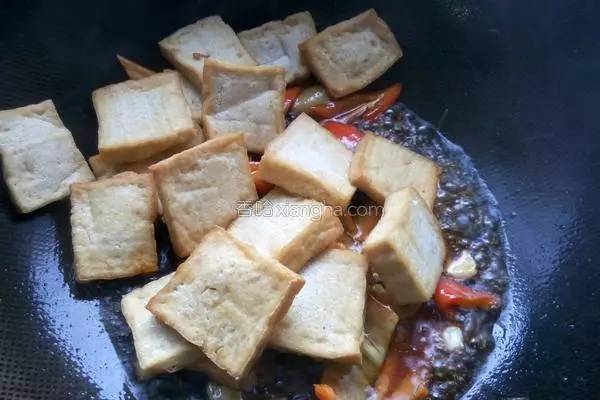 吃素就吃蛋白质丰富得豆腐，好吃到连盘子都能吃掉