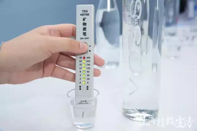 为这篇矿泉水测评，我们误了24小时的飞机，20瓶水，拿去不谢