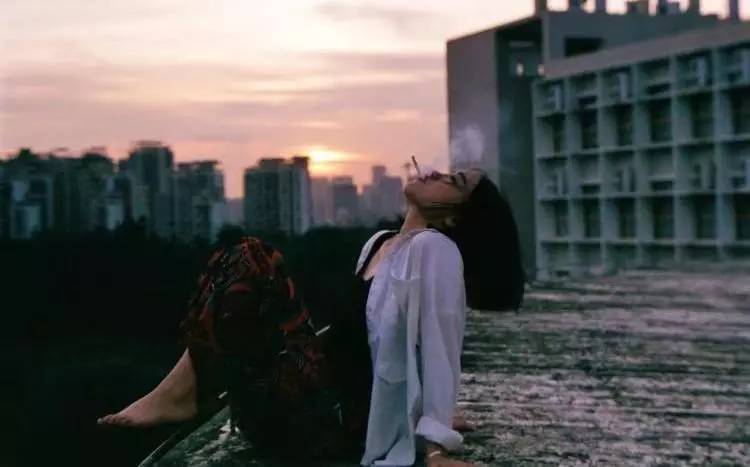 她们为别人穿的衣服,最后都一件一件脱了下来