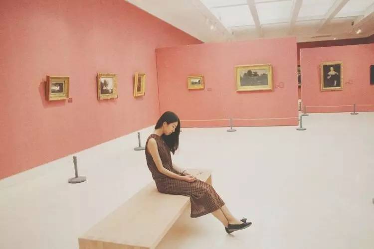 她们为别人穿的衣服,最后都一件一件脱了下来