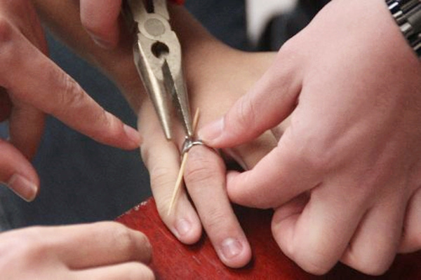 哪些情况下不能戴隐形眼镜,哪些情况珠宝不能戴