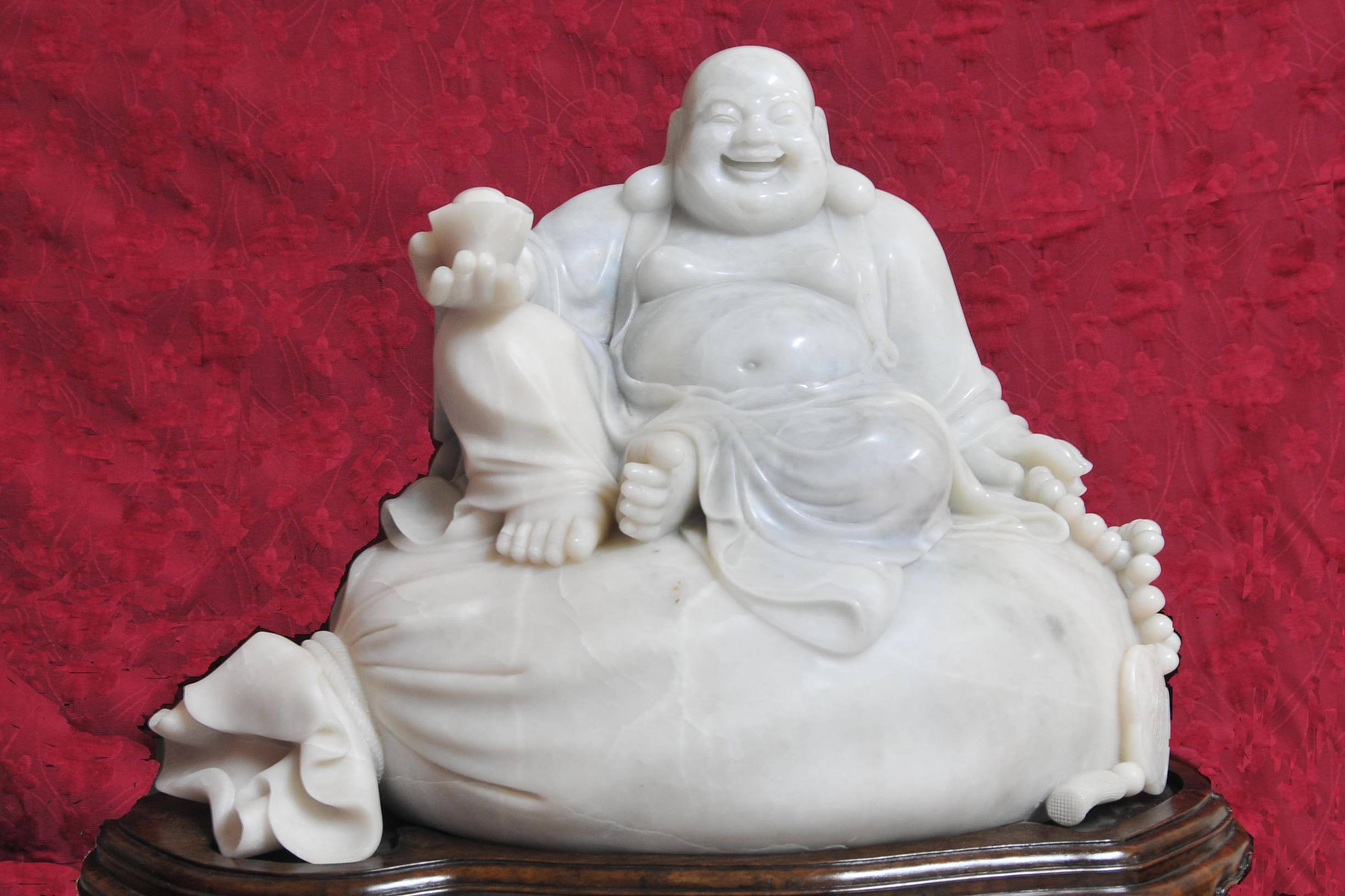 半目微睁，佛像的玉饰为何看似闭着眼睛？