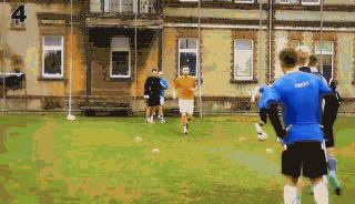 足球传接球结合射门热身,足球训练传接球练习视频