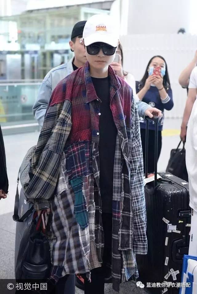 李宇春景甜机场街拍,李宇春吊带裤穿搭图片