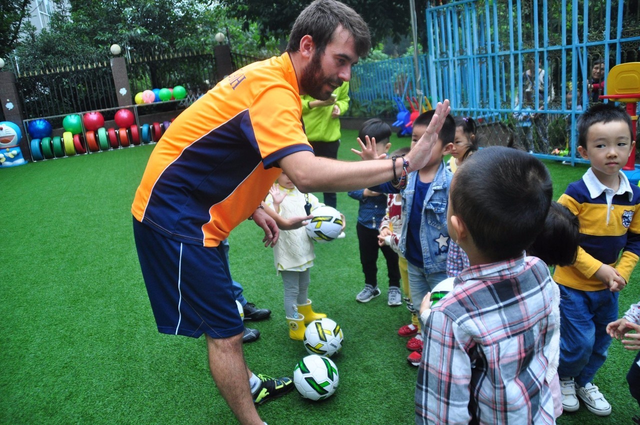 西班牙教练教中国球员,中国青少年足球俱乐部西班牙教练
