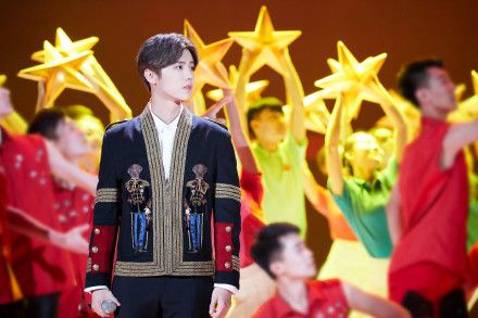 鹿晗“激扬青*梦春**”五四优秀青年,玩会身穿王子装帅气献唱