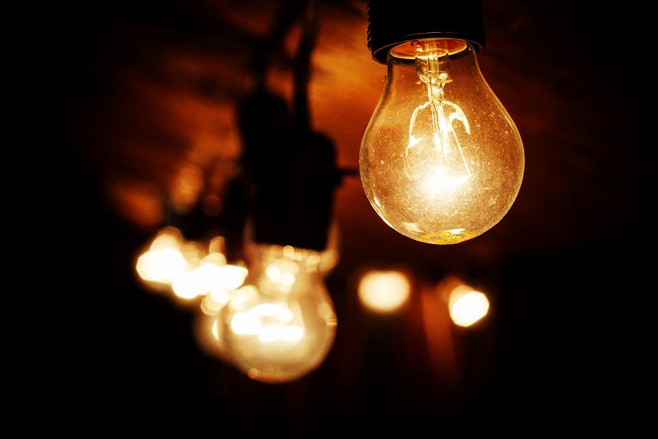 村口水潭现红鲤鱼,7岁女孩捉鱼被淹死,1年后却出现在村里