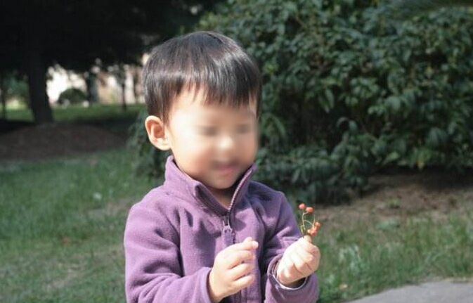 店门外捡个儿子，七年后得到孩子生父线索，他把儿子归还给人家