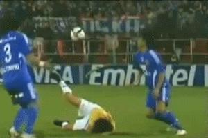 足球搞笑GIF（30）：女足*力暴**起来，比男足可怕多了