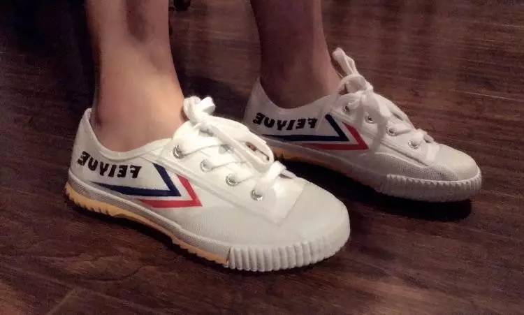 她们为别人穿的衣服，最后都一件一件脱了下来