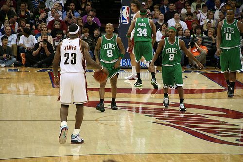 王者不老！上一次詹姆斯不进东决，你还在用诺基亚