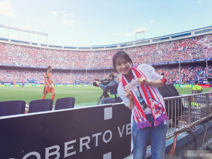 吴昕看马德里竞技比赛,吴昕韩国拍照