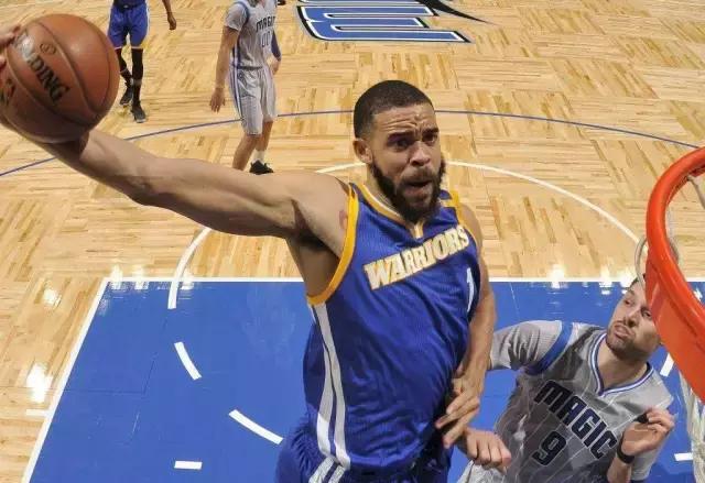 被“五大囧”摧毁的篮球人生，他真的是个脑残吗？