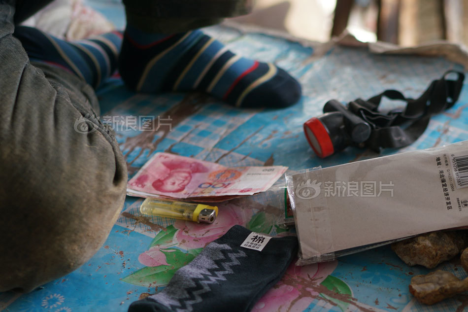 “疯狂的玛瑙”农民工熬夜寻宝，“淘石客”日赚千元的心酸~