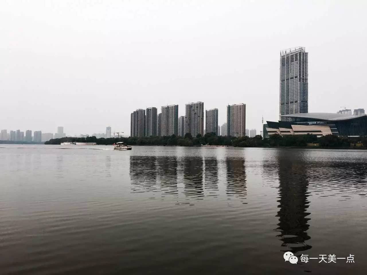 沈阳浑河边骑行夜景,浑河漫步道自行车