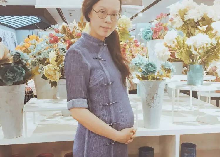 她们为别人穿的衣服,最后都一件一件脱了下来