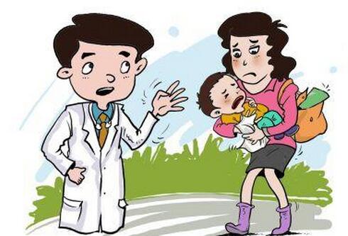 男童误食烧碱食道被烧伤,小朋友误喝烧碱的视频