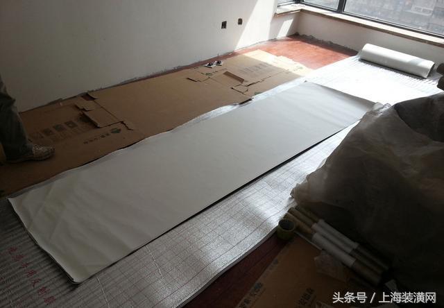 墙纸大面积脱胶翘边怎么修复,原来墙纸