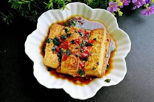 豆腐的这种做法太下饭了，咬一口会爆汁，孩子把盘子都舔干净