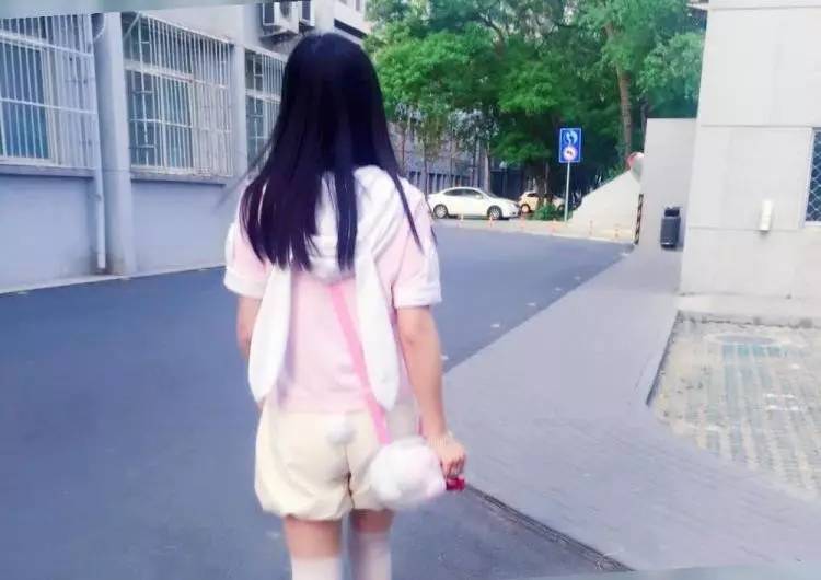 她们为别人穿的衣服,最后都一件一件脱了下来