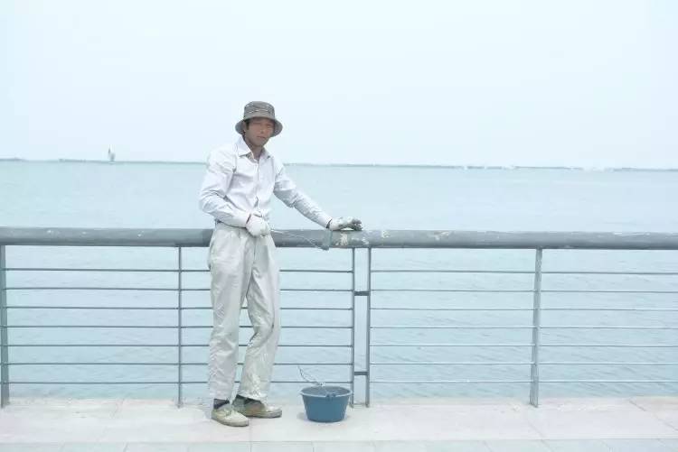 她们为别人穿的衣服,最后都一件一件脱了下来