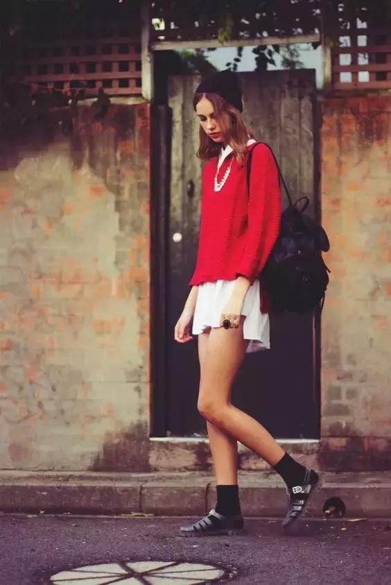 小时候我嫌这双鞋low，全身塑料的它现在要卖好几千块！