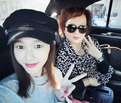 母亲节王俊凯像妈妈送礼物,王俊凯母亲节