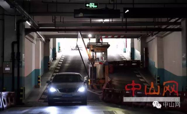 停车过夜12元24小时6元,停车过夜19个小时收费95元