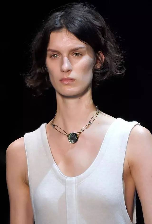 试着在衣服上添加超热门小玩意——别针！