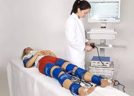 走路屁股老是抽筋,走路右屁股突然抽筋