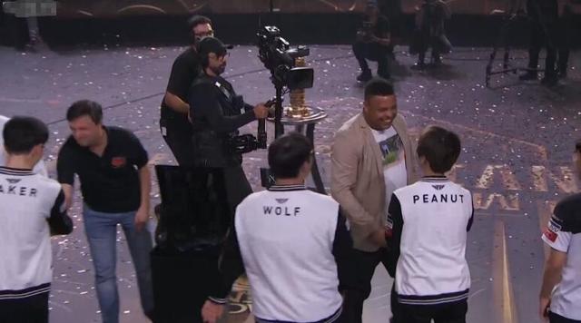 罗纳尔多给faker颁奖的视频,罗纳尔多单骑闯关