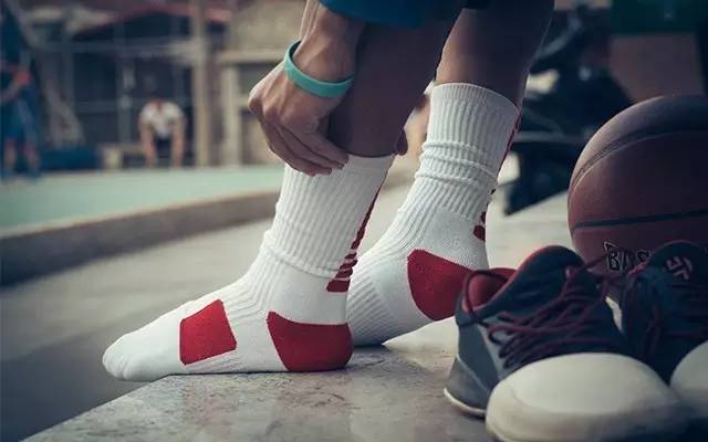 板鞋打球磨脚怎么办,打球磨脚是鞋问题还是袜子