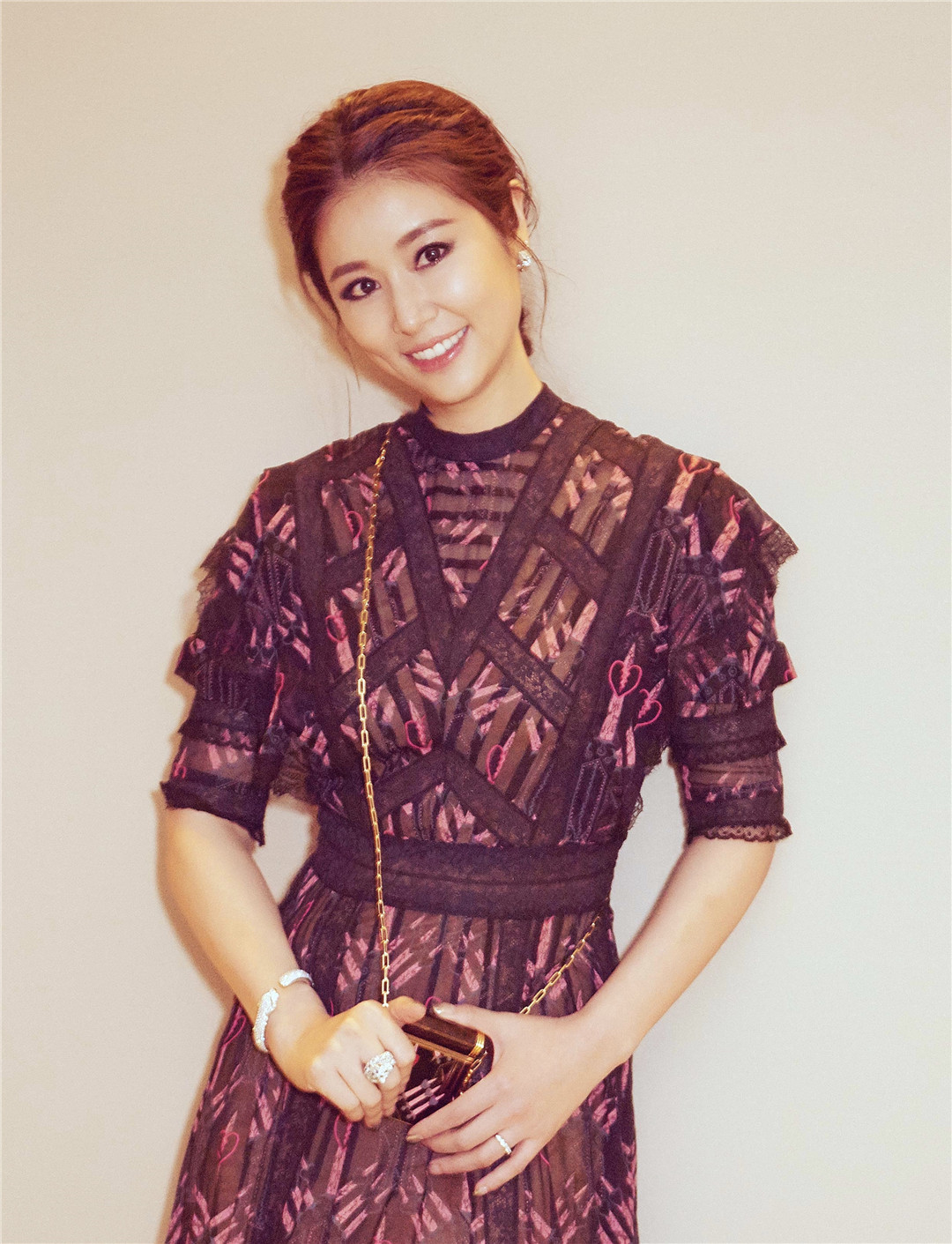 想像明星一样做了辣妈还满满少女feel，这些珠宝来帮你