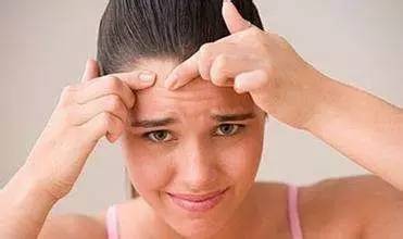 额头和鼻子反复长痘痘怎么回事,右额头长痘痘是什么原因引起的