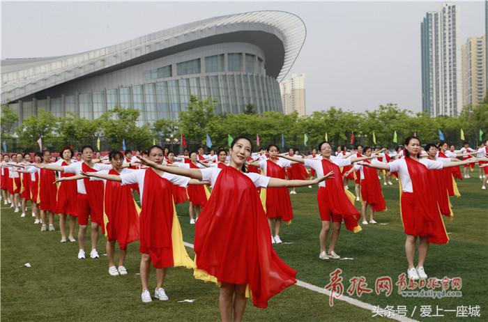 震撼！青岛一高校齐秀瑜伽、太极剑，太壮观了