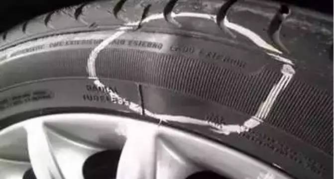 刚跑2万公里的轮胎就裂了，这还能接着用吗？