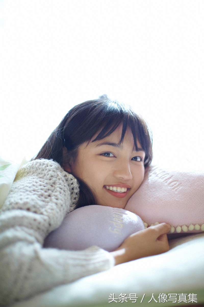 日本模特川口春奈的家中摄影人像写真集