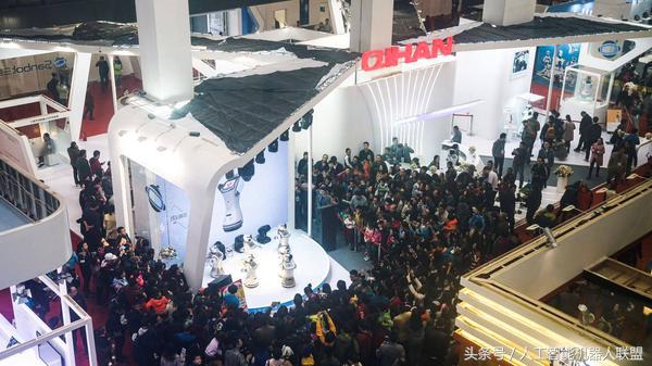 会踢足球的机器人,有攻击力会跳舞的机器人