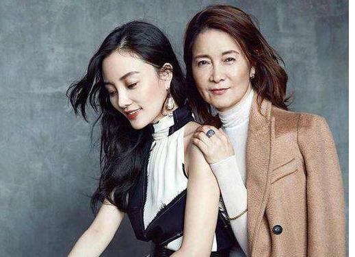 母亲节王俊凯像妈妈送礼物,王俊凯母亲节