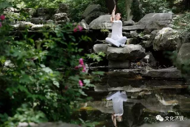 “健康济铁·瑜你同行”室外瑜伽暨摄影采风在袁洪峪举行