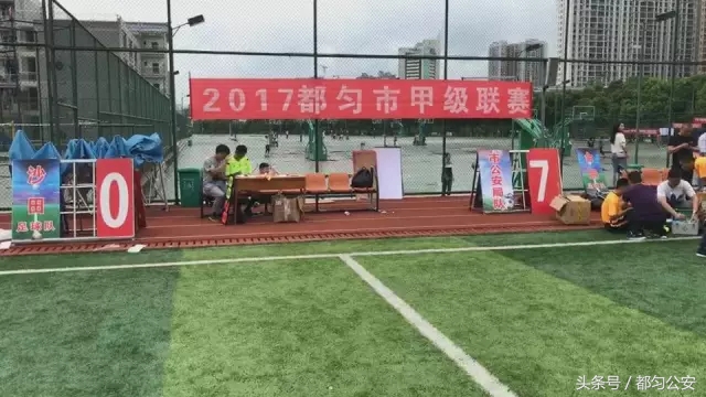 绿茵场上青春飞扬原唱,警队健儿展雄风