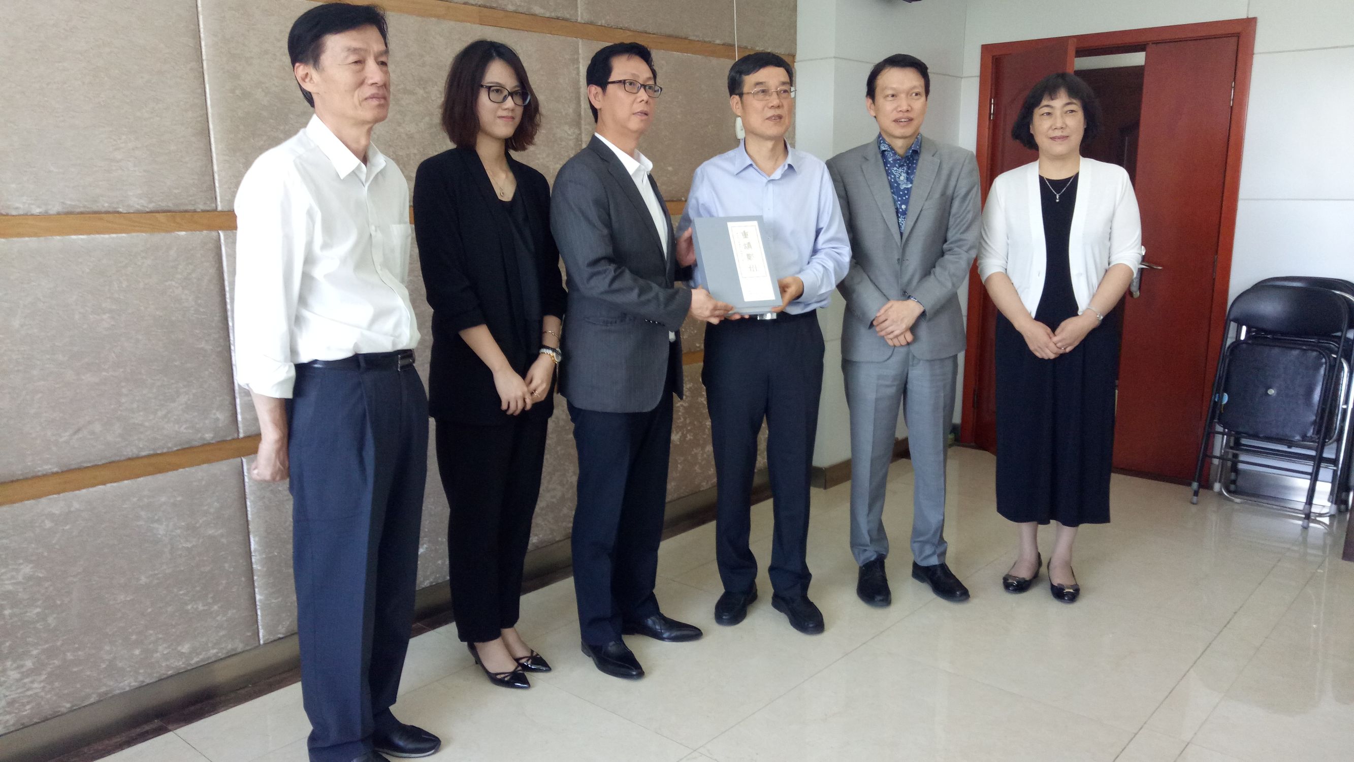 马来西亚“一带一路”总商会郑州综合保税区参观考察进行时