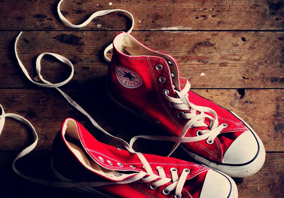 匡威鞋怎么搭配衣服好看,黑色匡威鞋搭配女夏天