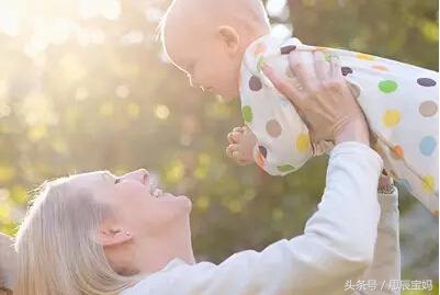 如何给新生儿晒太阳才正确,新生儿几天可以晒日光浴