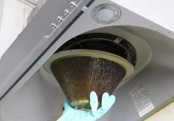 油烟机不管有多脏一个口罩就搞定,油烟机太脏了用什么清理比较干净