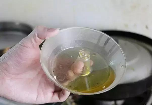 油烟机不管有多脏一个口罩就搞定,油烟机太脏了用什么清理比较干净