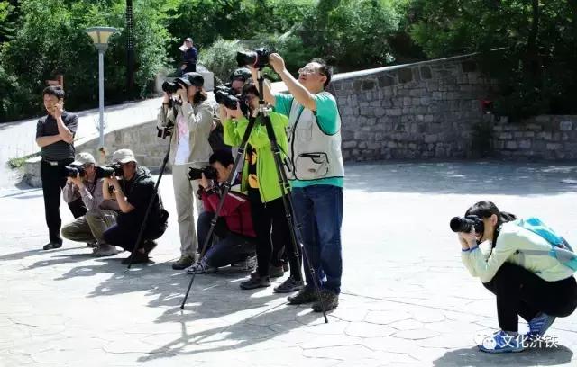 “健康济铁·瑜你同行”室外瑜伽暨摄影采风在袁洪峪举行