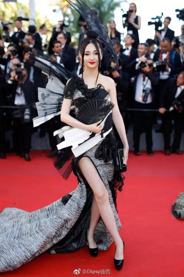 某网红穿国旗装蹭戛纳红毯,戛纳红毯穿衣乱象