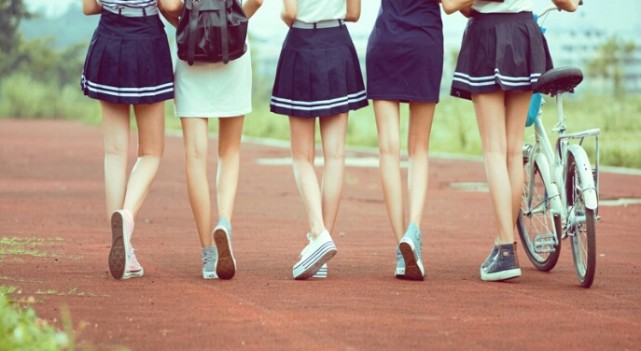 陈都灵演过什么校园剧,周冬雨女明星穿衣曝光瞬间